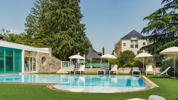 Una piscina techada, una piscina al aire libre de temporada