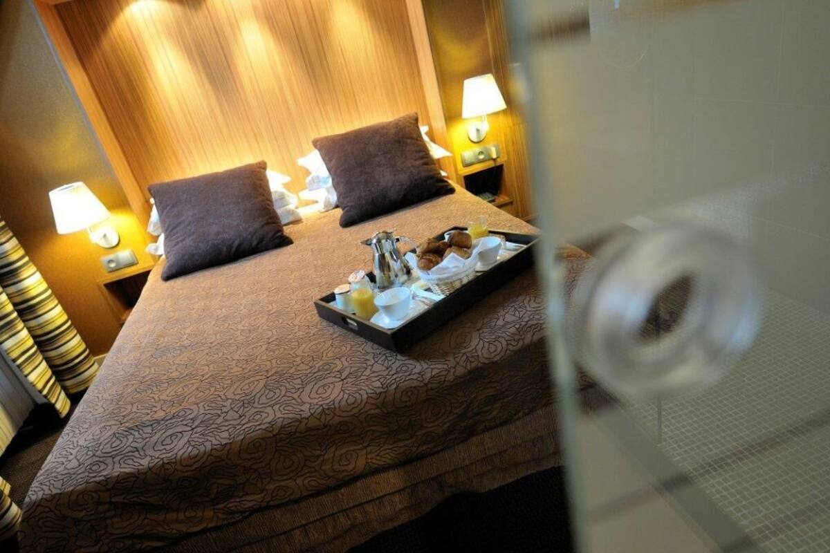 Standaard kamer | Een minibar, een kluis op de kamer, een bureau, verduisterende gordijnen