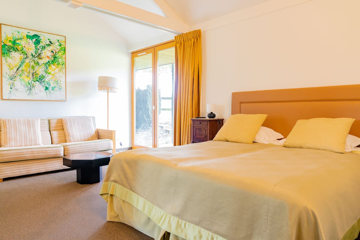 Luxury Cottage | Minibar, individually decorated, individually furnished, desk