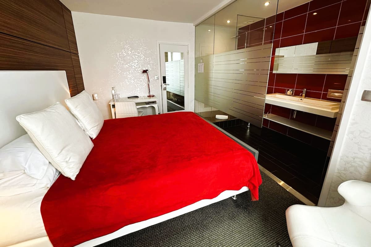 Minibar, in-room safe, desk, blackout curtains