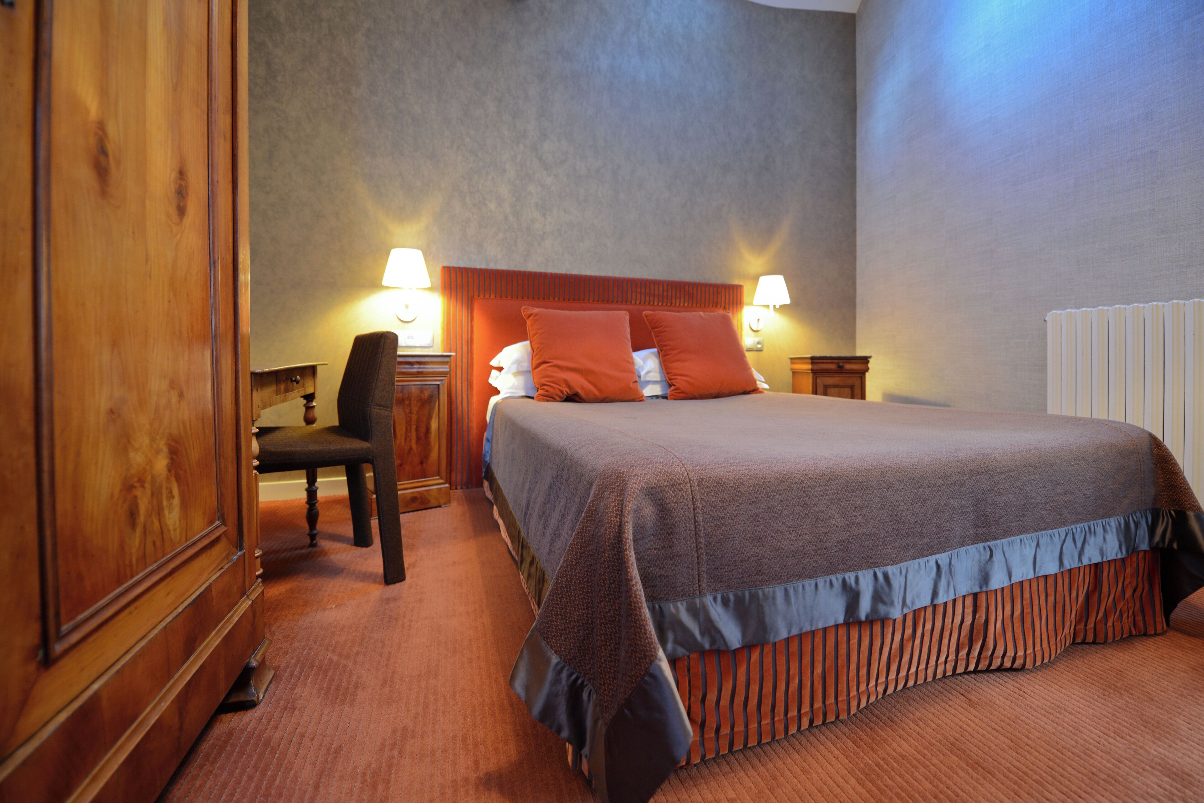 Family Room | Minibar, in-room safe, individually decorated, individually furnished