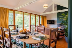 Cottage Cao cấp | Khu phòng khách | TV