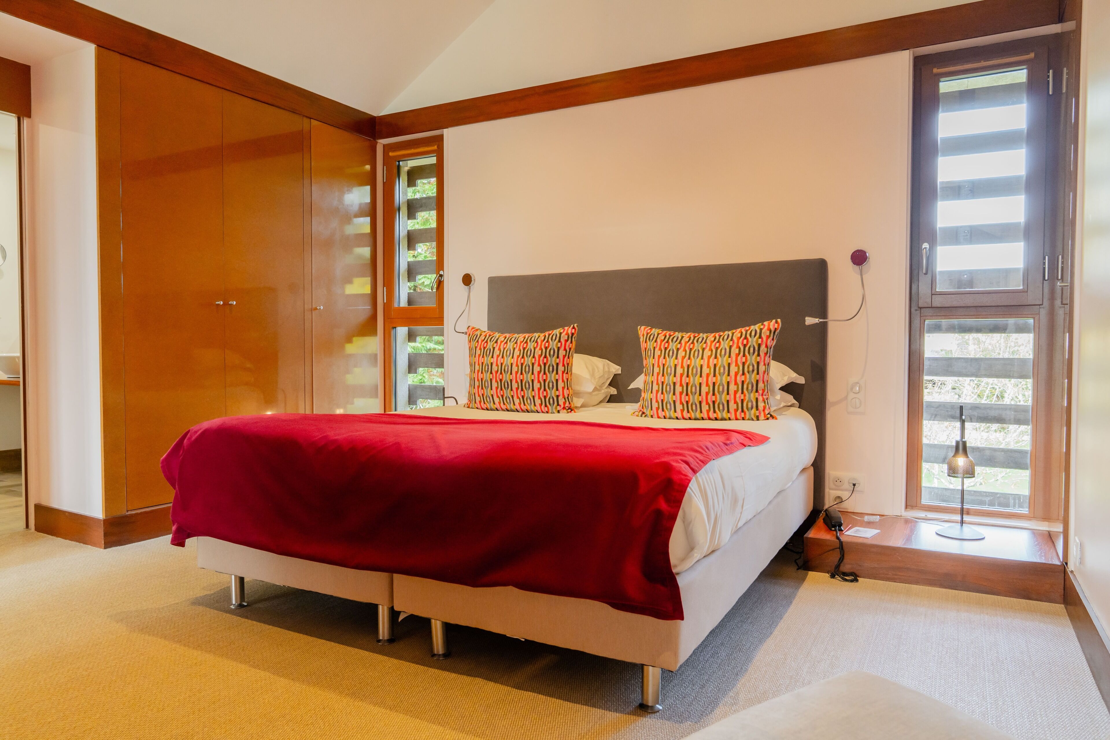 Minibar, coffres-forts dans les chambres, décoration personnalisée