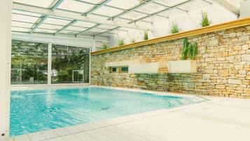 Piscina interna, piscina externa sazonal