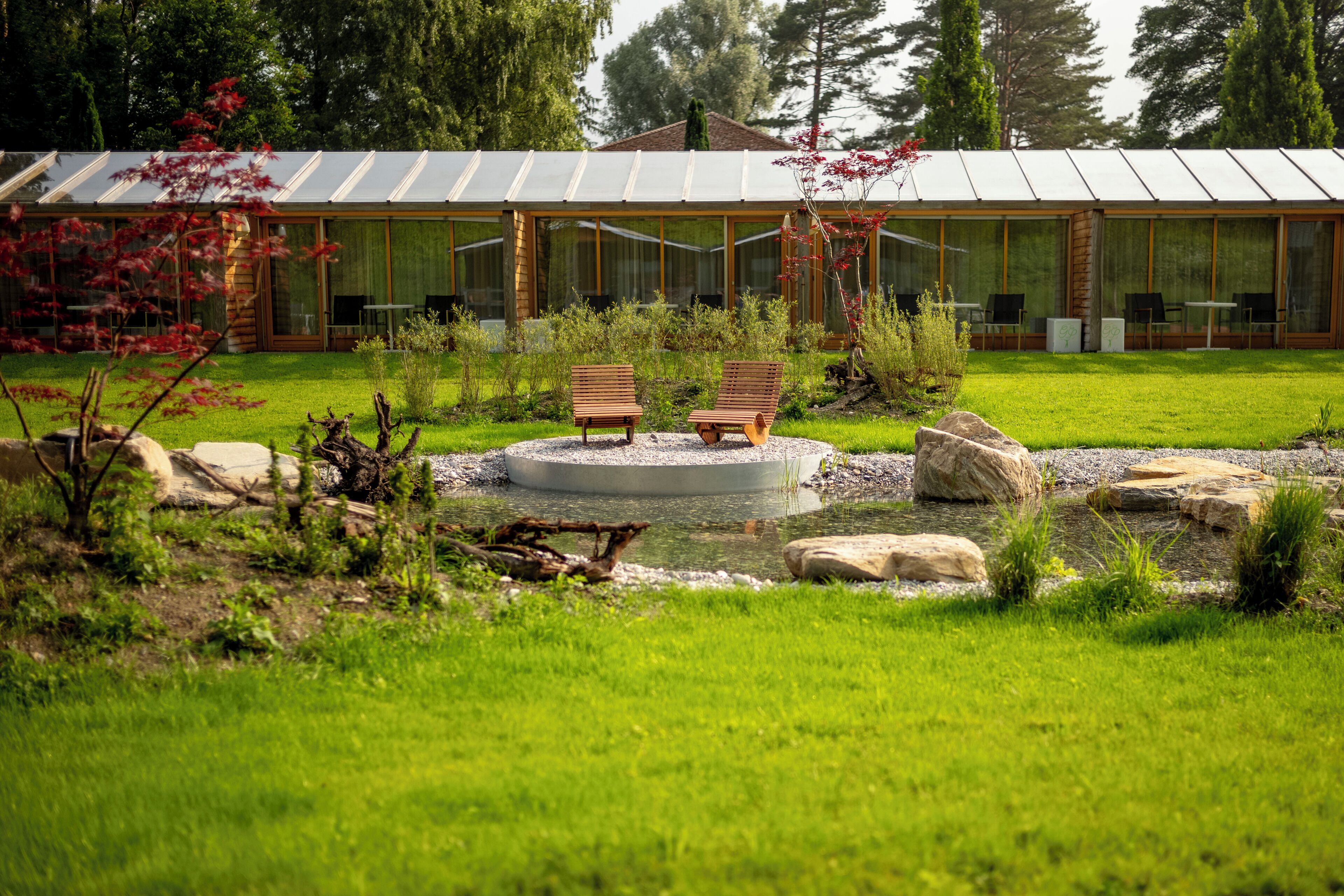 Dundyner, safe på rommet, skrivebord og blendingsgardiner