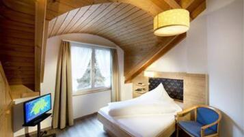 Camera singola (Residenz) | Copriletto in piuma, una cassaforte in camera, una scrivania