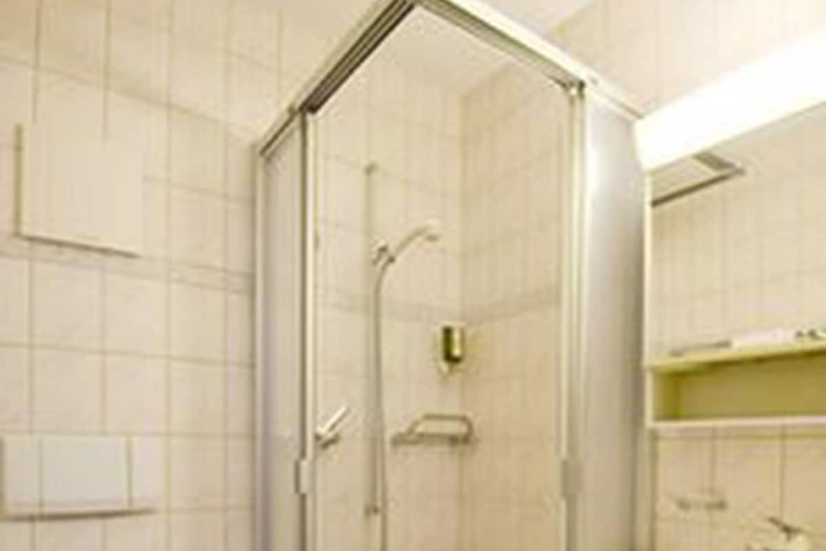 single room (residenz) | bathroom | free toiletries, hair dryer, towels