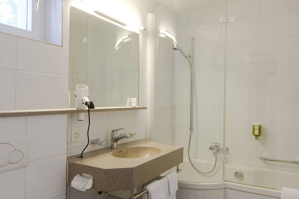 quadruple room (pavillon) | bathroom | free toiletries, hair dryer, towels