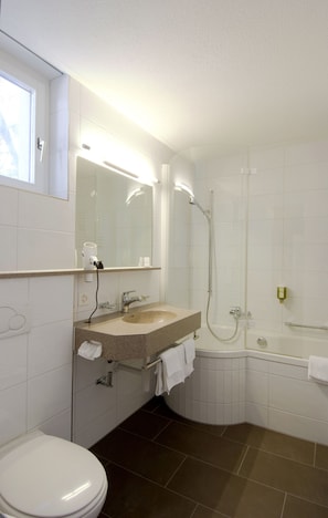 Quadruple Room (Pavillon) | Bathroom