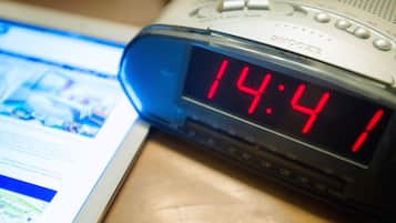 Un reloj despertador digital que marca las 14:41.