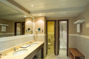 Suite Executive, 1 letto matrimoniale | Bagno | Doccia, set di cortesia gratuito, asciugacapelli, accappatoio