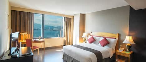 Executive Suite, 1 Double Bed | Premium bedding, minibar, in-room safe, desk