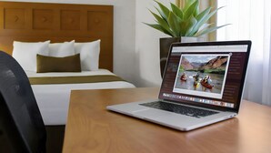 Un ordinateur portable est posé sur une table en bois, et son écran affiche une page web avec une image de kayak.