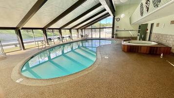 Una piscina techada, sillones reclinables de piscina