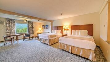 Junior Suite - 2 Queens, Non-Smoking (located over the lounge) | Een bureau, een strijkplank/strijkijzer, gratis wifi, beddengoed