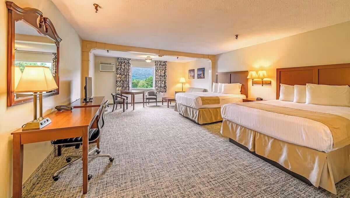 Junior Suite - 2 Queens, Non-Smoking (located over the lounge) | 書桌、隔音、熨斗/熨衫板、免費 Wi-Fi