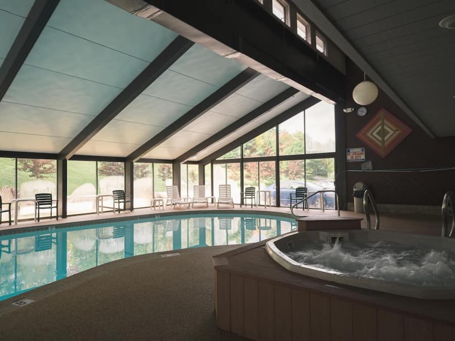 Piscine couverte, chaises longues