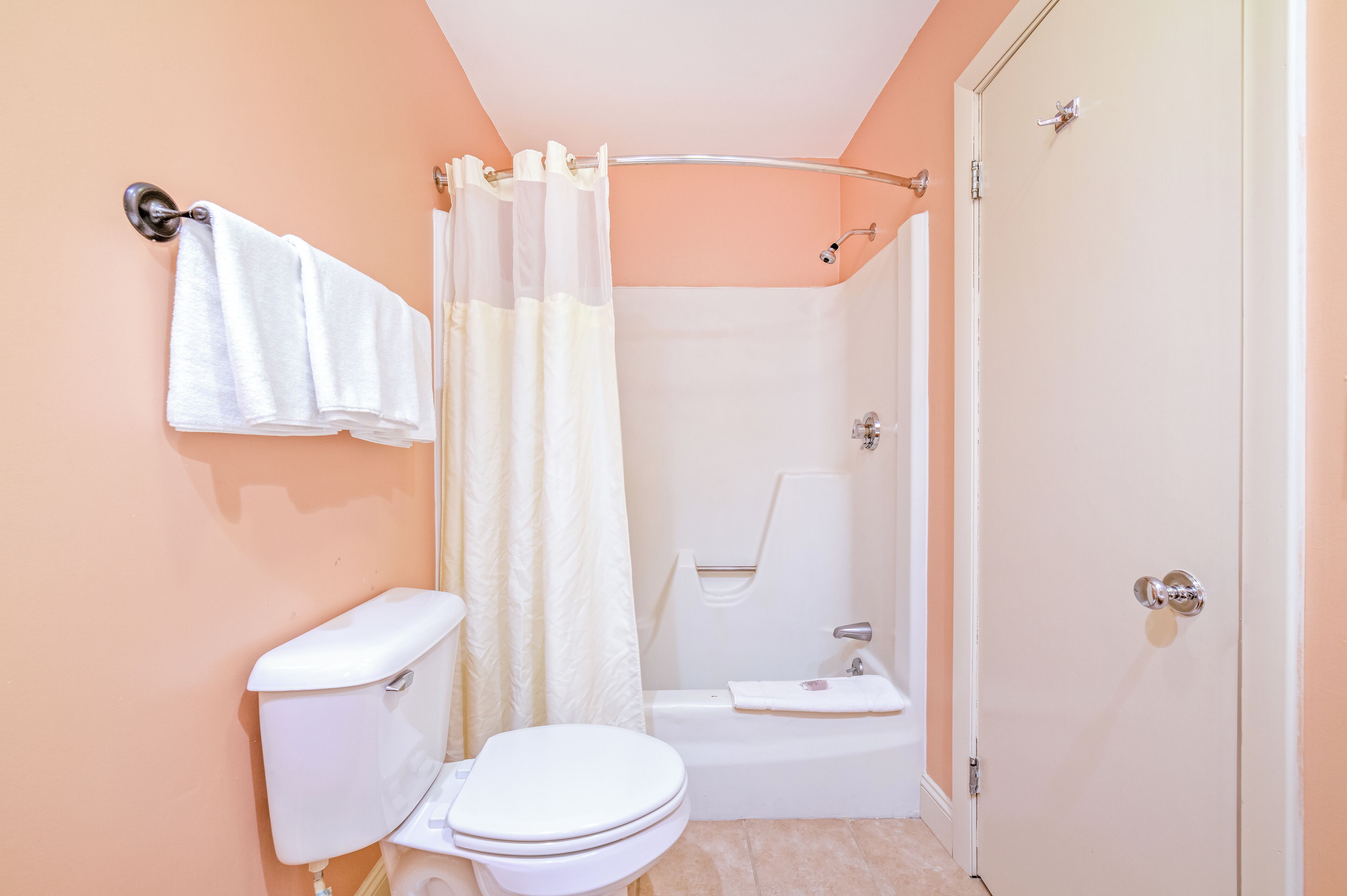 Ein Badezimmer mit Toilette, Badewanne und Duschvorhang.