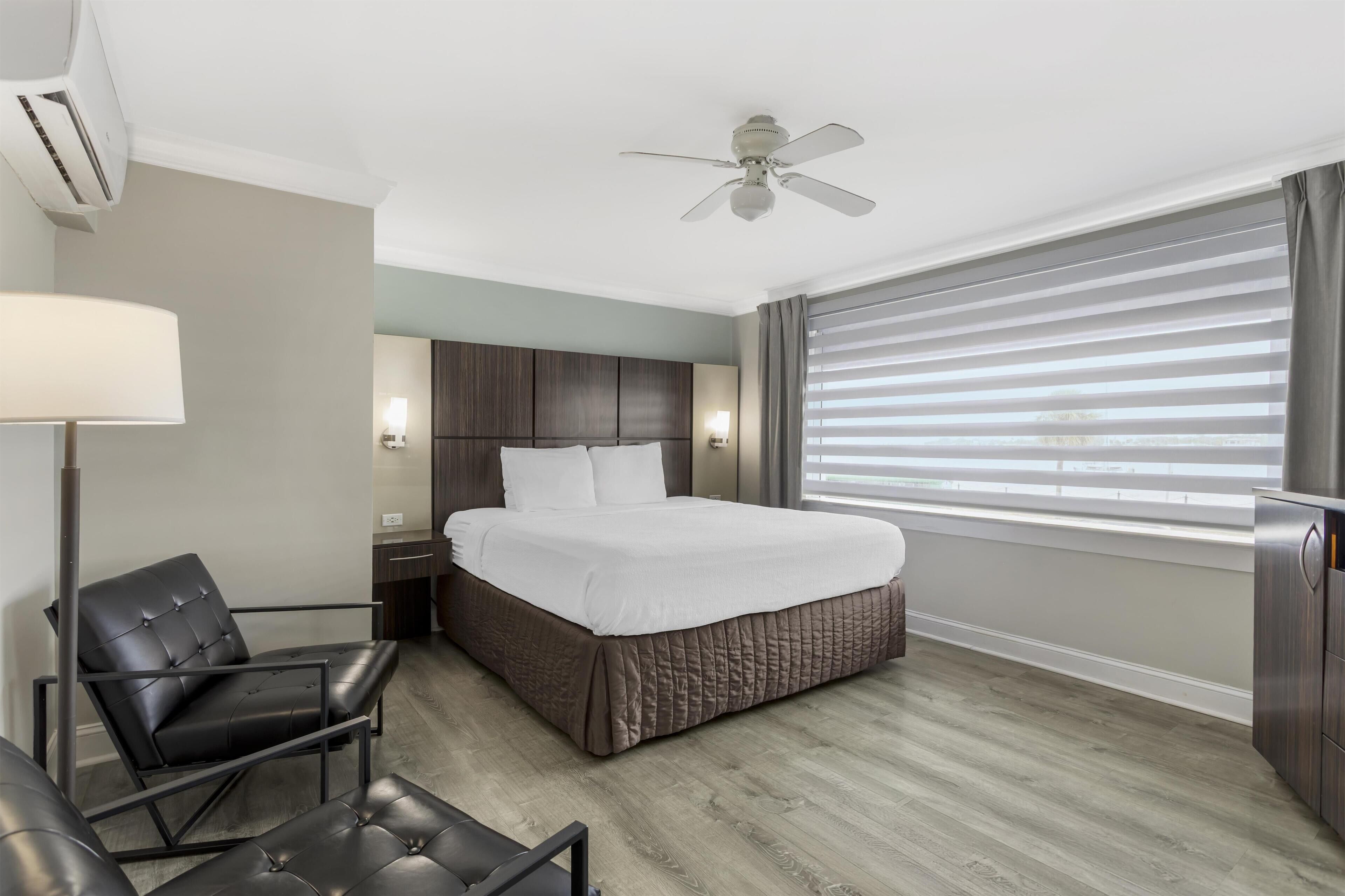 Standard Room, 1 King Bed, Refrigerator & Microwave, Bay View