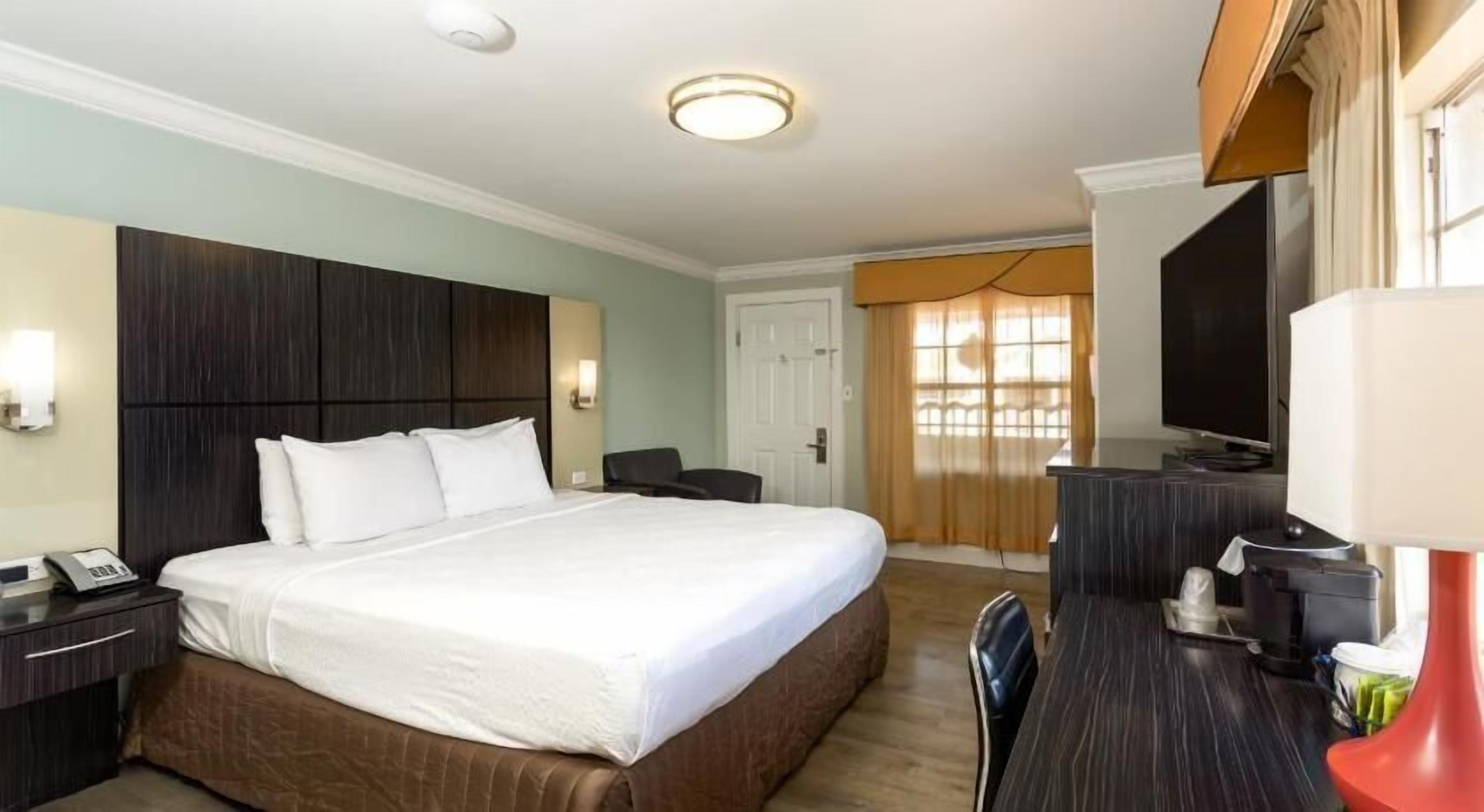 防过敏的被褥、办公桌、笔记本电脑工作区、熨斗/熨衣板