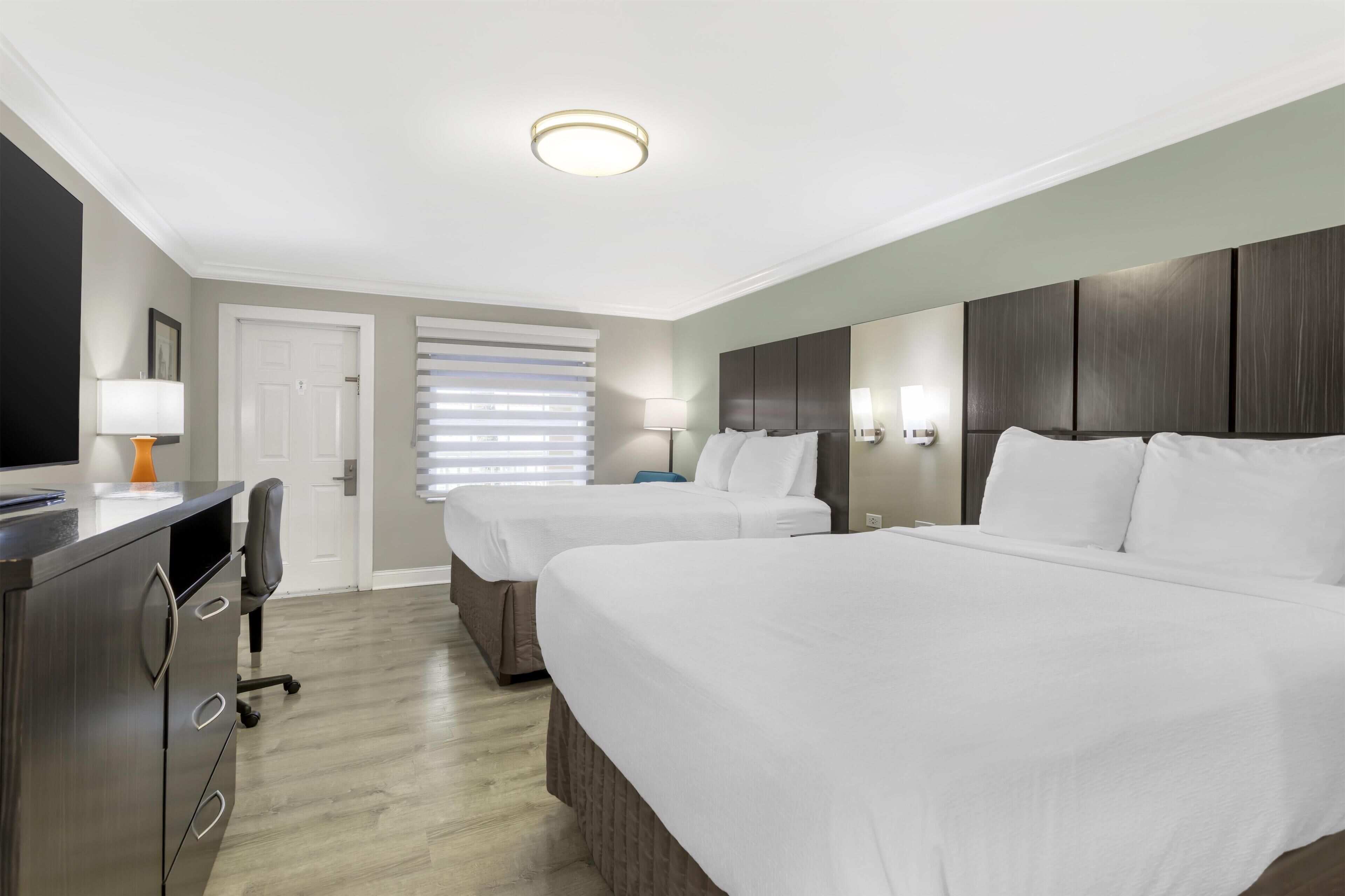 Habitación estándar, 2 camas Queen size, para no fumadores, refrigerador y microondas | Ropa de cama hipoalergénica y escritorio 