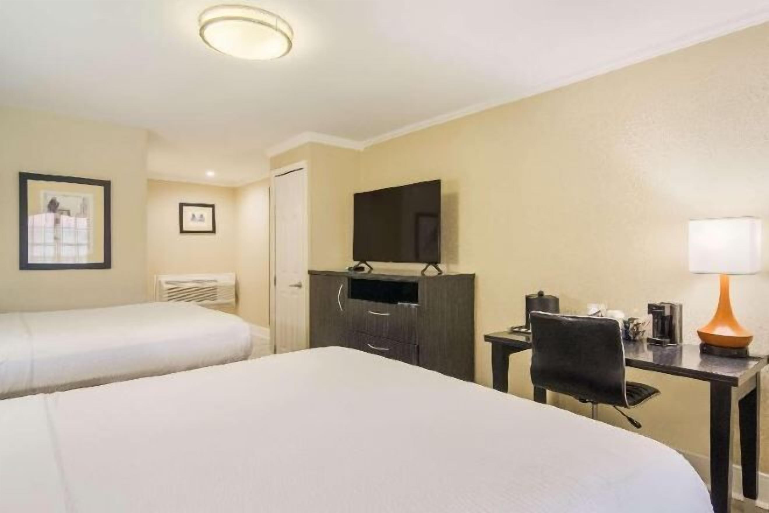 Biancheria da letto ipoallergenica, una scrivania, postazione laptop