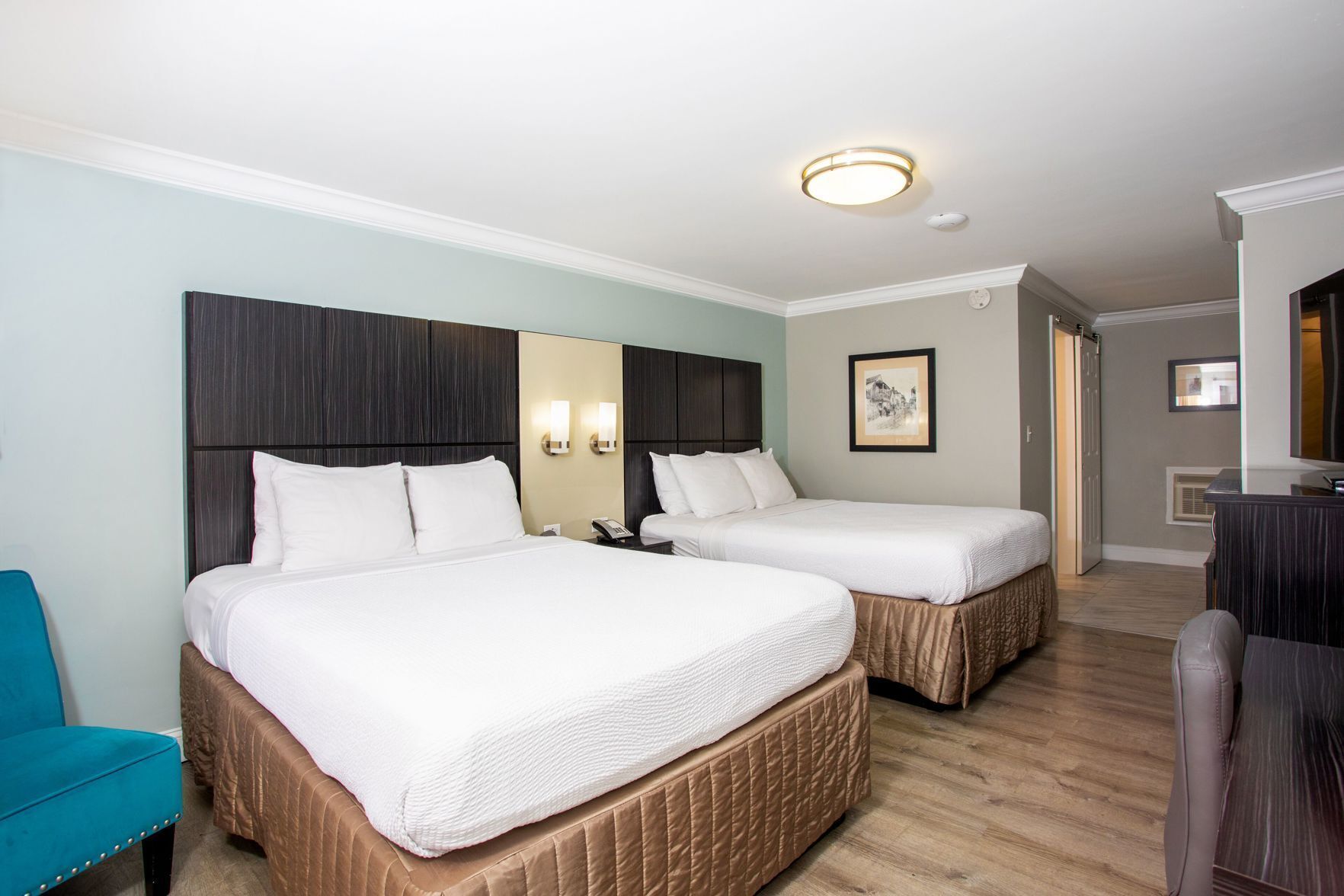 防过敏的被褥、办公桌、笔记本电脑工作区、熨斗/熨衣板