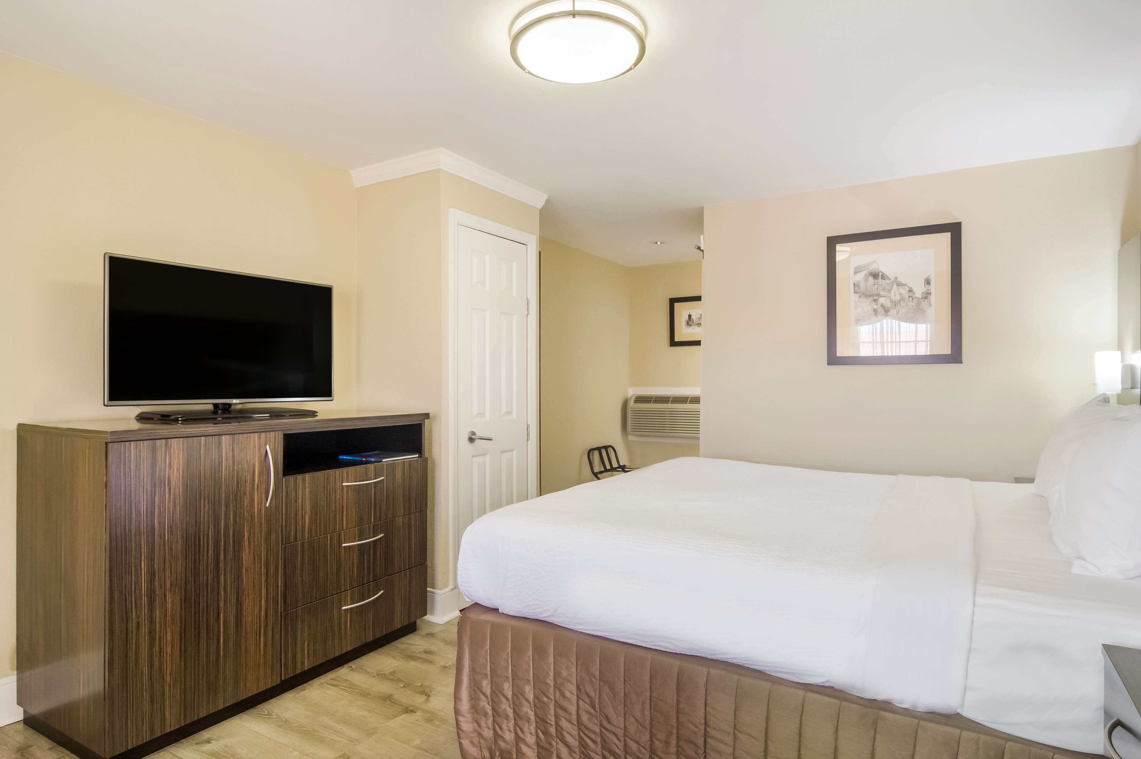 standard room, 1 king bed, refrigerator & microwave, bay view | hypo-allergenic bedding, desk, laptop workspace, iron/ironing board