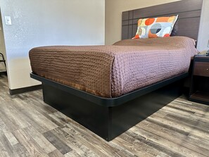 Desk, laptop workspace, blackout curtains, free WiFi - West Inn NAU - Downtown Flagstaff (Flagstaff)
