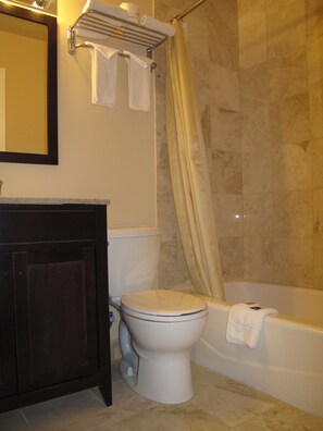 Combined shower/bathtub, eco-friendly toiletries, towels, soap - West Inn NAU - Downtown Flagstaff (Flagstaff)