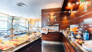 Tägliches Frühstücksbuffet (21 EUR pro Person)