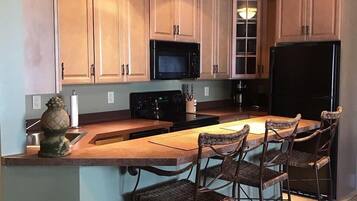 Executive Suite, 1 King Bed | Living room | TV