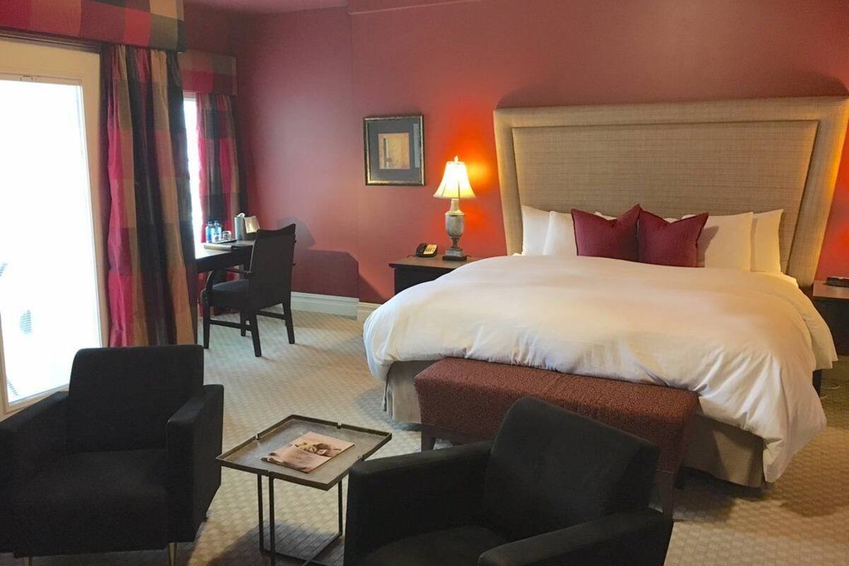 Premium bedding, down comforters, in-room safe, desk