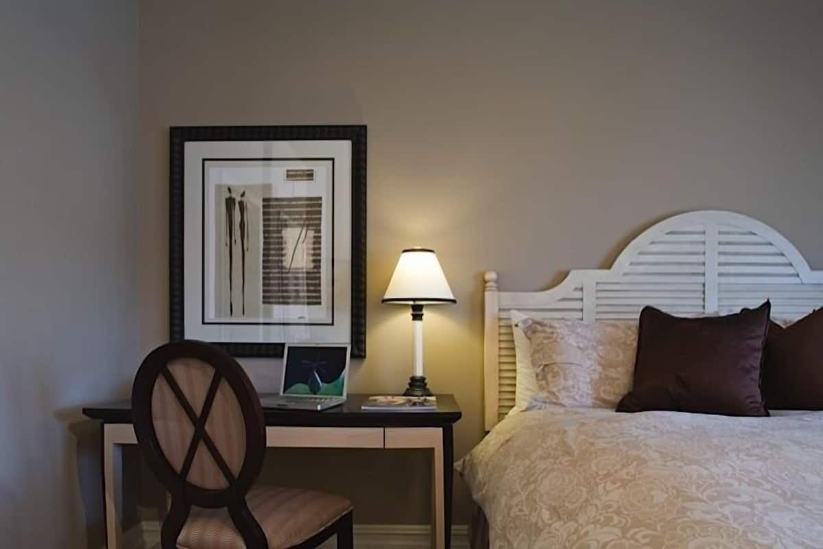 Deluxe Room, 1 King Bed | Premium bedding, down comforters, in-room safe, desk