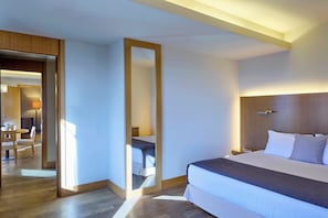 Suite (Lazart) | Hochwertige Bettwaren, Daunenbettdecken, Zimmersafe, Schreibtisch