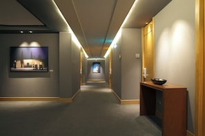 Standard Twin Room, Accessible ( Mobility) | Área de sala de estar | Televisión LCD de 32 pulgadas con canales vía satélite y televisión 