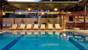 Sesongbasert utendørsbasseng, solsenger og badevakt