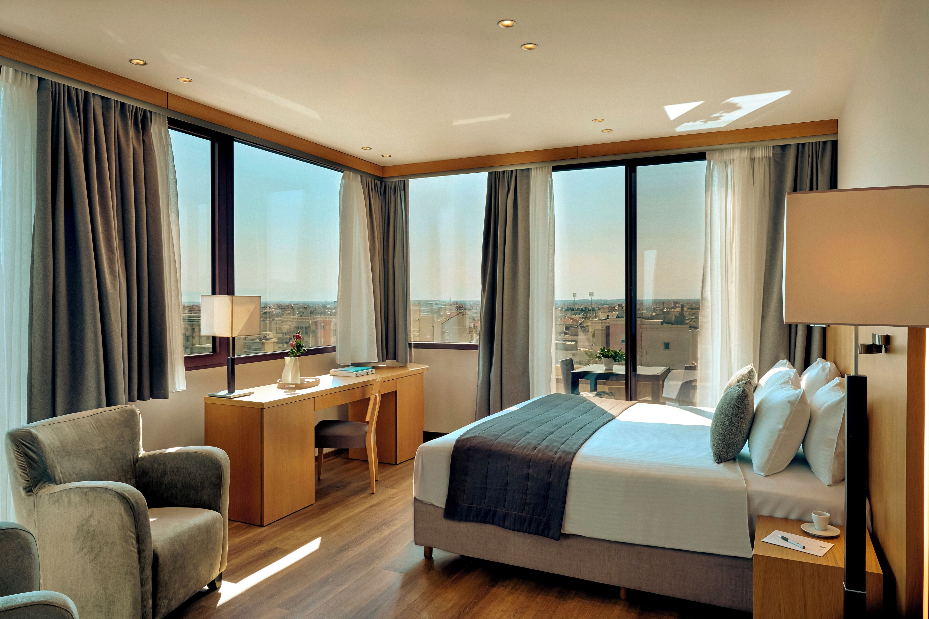 Sengetøy av topp kvalitet, dundyner, safe på rommet og skrivebord