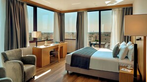Peralatan tempat tidur premium, gebar bulu kapas, peti besi dalam bilik 