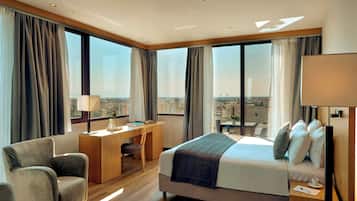 Sengetøy av topp kvalitet, dundyner, safe på rommet og skrivebord