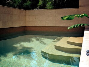 Kolam renang outdoor musiman, dengan kursi berjemur