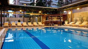 Piscine extérieure (ouverte en saison), chaises longues