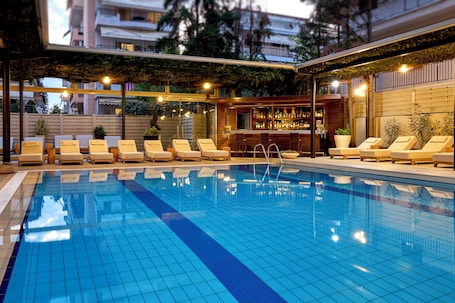 季节性开放的室外游泳池,日光浴躺椅,现场救生员