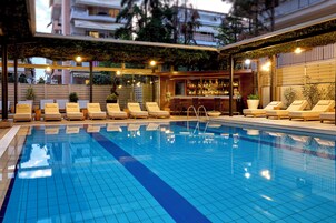 季节性开放的室外游泳池，日光浴躺椅，现场救生员