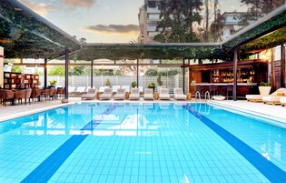 Seasonal outdoor pool, sun loungers, lifeguards on site