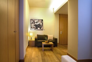 Suite Junior | Area keluarga | Televisi LCD 32-inci dengan saluran TV satelit, TV, dan mainan