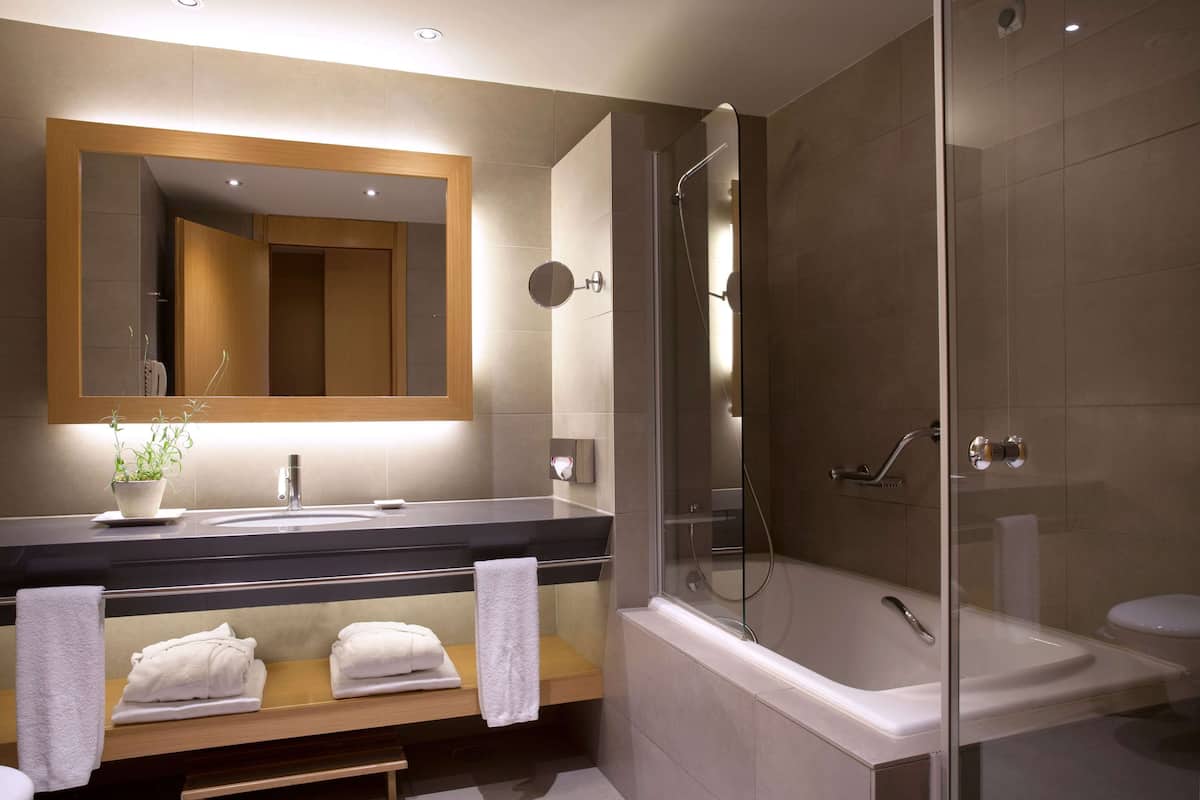 junior suite | bathroom | free toiletries, hair dryer, slippers, towels