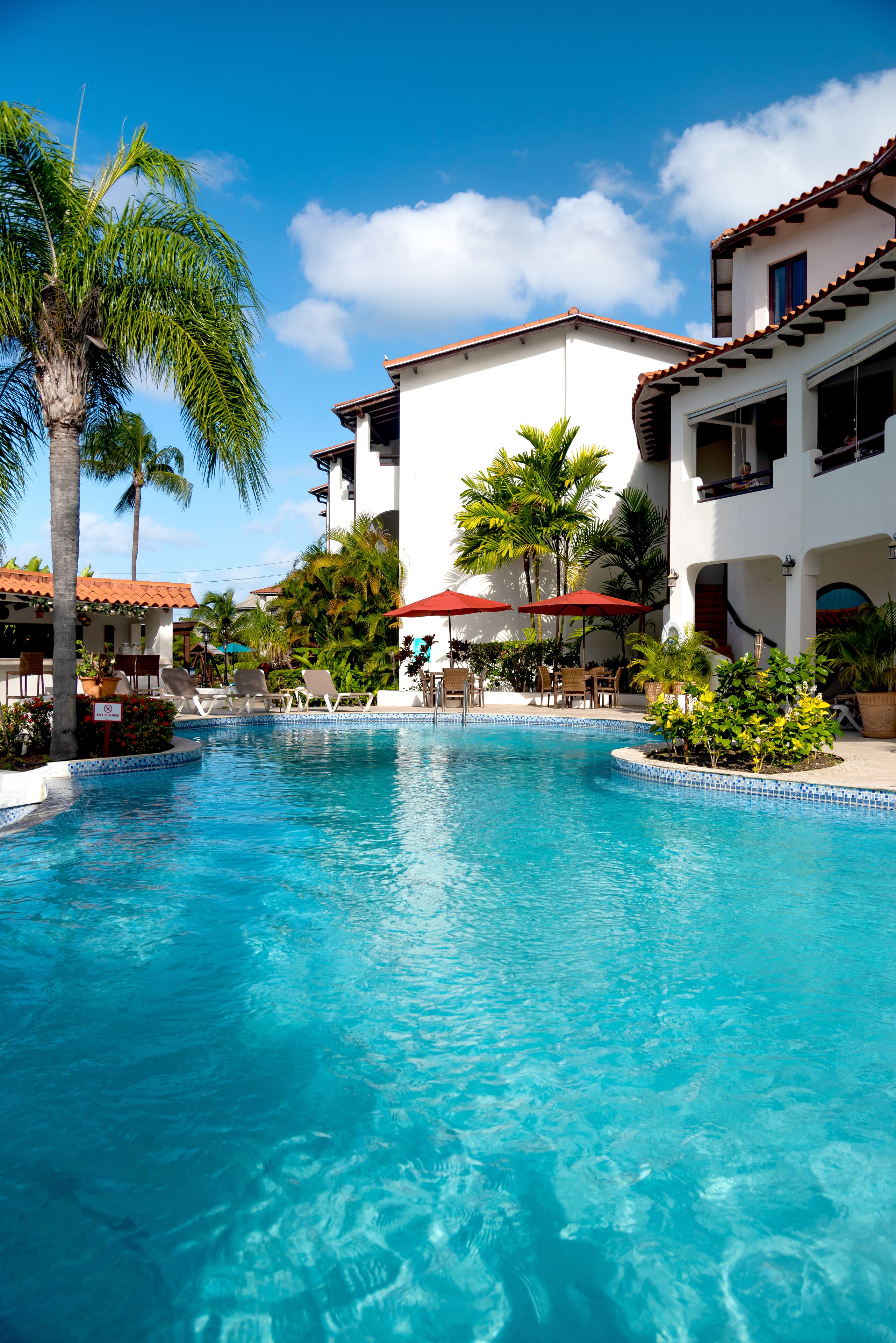 2 piscine all'aperto, ombrelloni da piscina, lettini