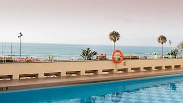 Piscina externa, funciona das 10h às 18h30, espreguiçadeiras