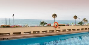 Outdoor pool, open 10:00 AM to 6:30 PM, sun loungers - Hotel ILUNION Fuengirola (Fuengirola)